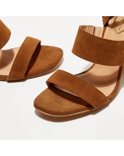 Camelkleurige leren sandalen met hak van 9,5 cm