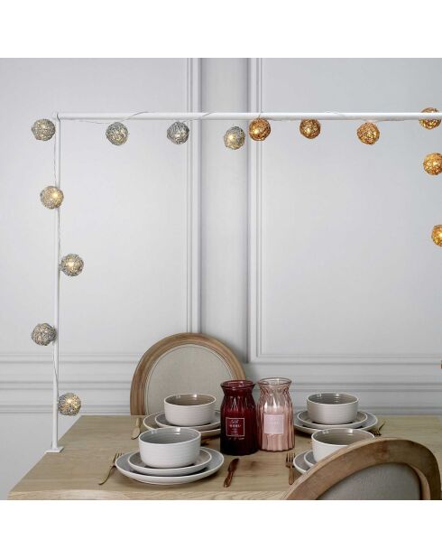 Ghirlanda LED marrone con sfere in rattan - 156 cm