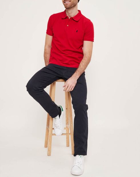 Leuchtend rotes klassisches Poloshirt