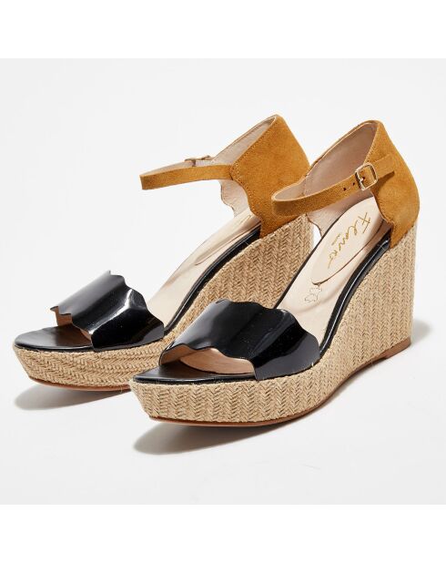 Julieta Keilsandalen aus Lackleder und Samt in Schwarz/Kamelbraun — 9,5 cm Absatz