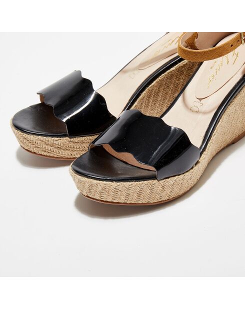 Julieta Keilsandalen aus Lackleder und Samt in Schwarz/Kamelbraun — 9,5 cm Absatz