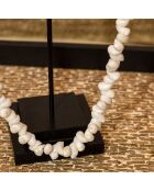 Collier de coquillages sur socle en métal dao blanc/noir - H.38 cm