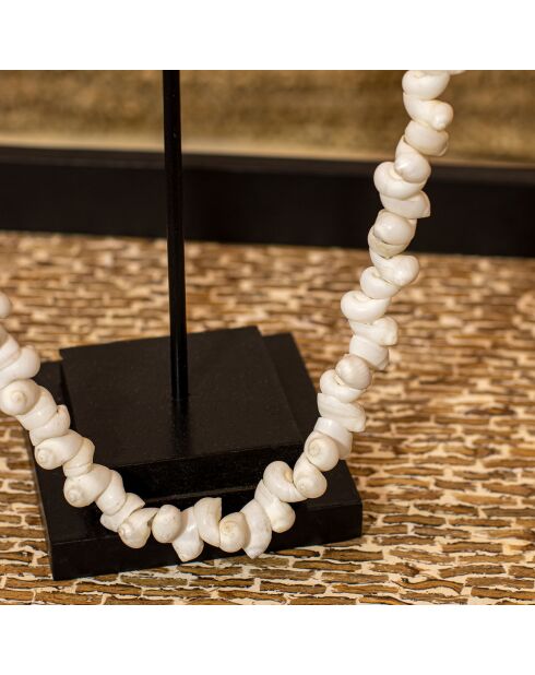 Collier de coquillages sur socle en métal dao blanc/noir - H.38 cm