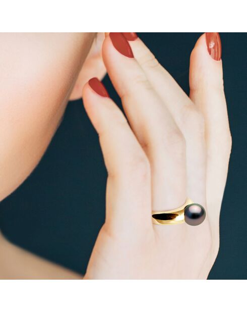 Geelgouden gebogen armbandring en zwarte ronde Tahitiaanse gekweekte parel