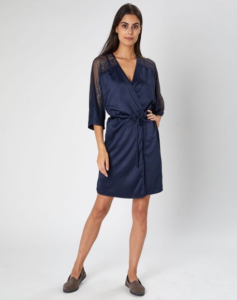 Wählen Sie einen marinebrainen Satinkimono