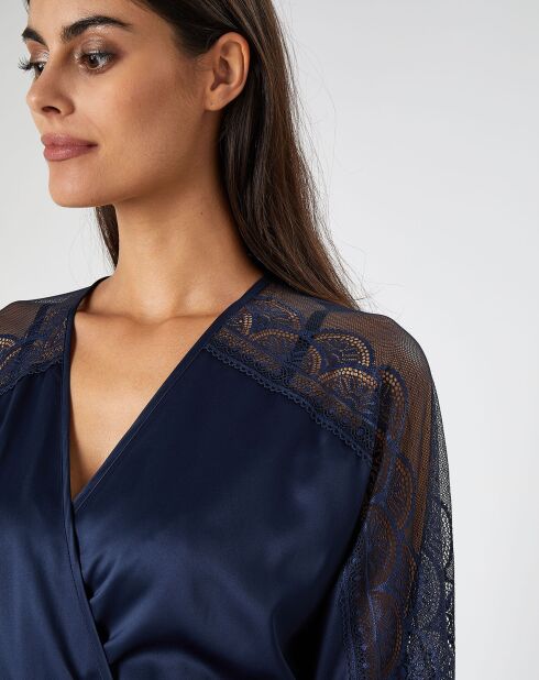 Wählen Sie einen marinebrainen Satinkimono