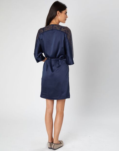 Wählen Sie einen marinebrainen Satinkimono