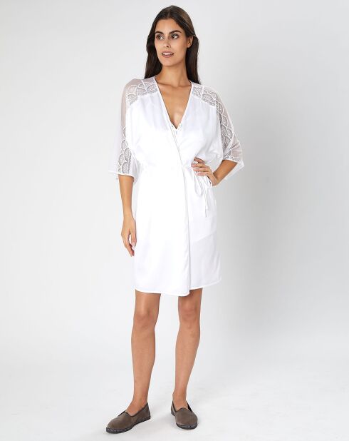 Wählen Sie einen weißen Satinkimono