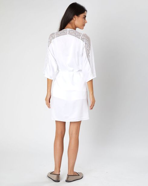 Wählen Sie einen weißen Satinkimono