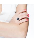 Anello regolabile con bottone nero in argento rodiato e perle coltivate d'acqua dolce