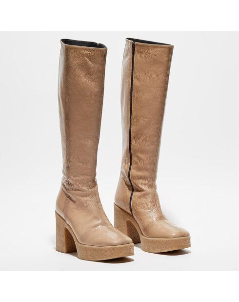 Beige laklederen laarzen met hak van 9,5 cm