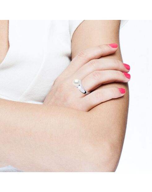 Brazalete con botón blanco natural, plata rodiada y perlas cultivadas en agua dulce