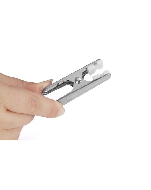 20 perchas y 30 clips grises