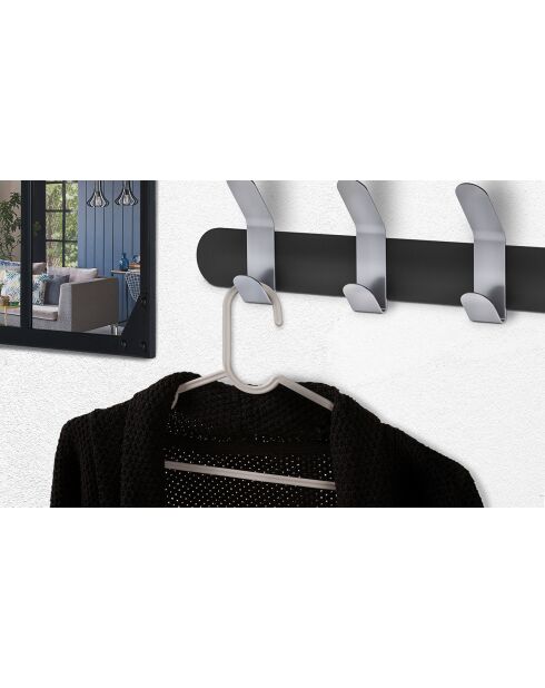 20 perchas y 30 clips grises