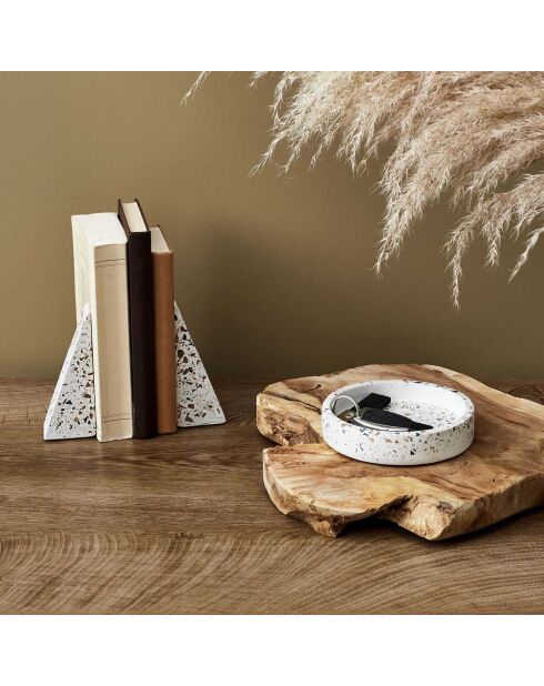 Compartimento de almacenamiento y sujetalibros de terrazo