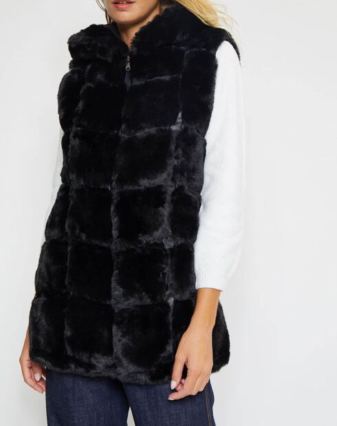 Frische schwarze Kunstpelzjacke