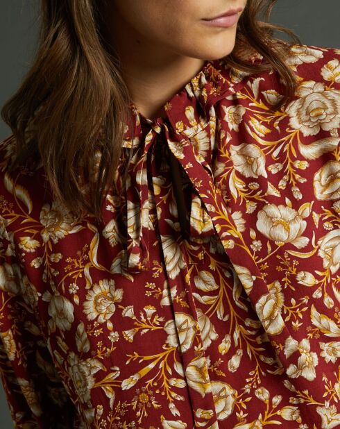 Donkerrode blouse van lavallière crêpe met arabesque print