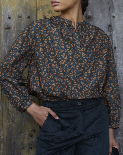 Mittelgrüne Bluse mit Kleeprint