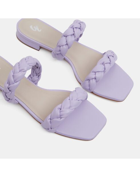 Flache Pantoletten aus Leder mit geflochtenen Riemen in Helllila