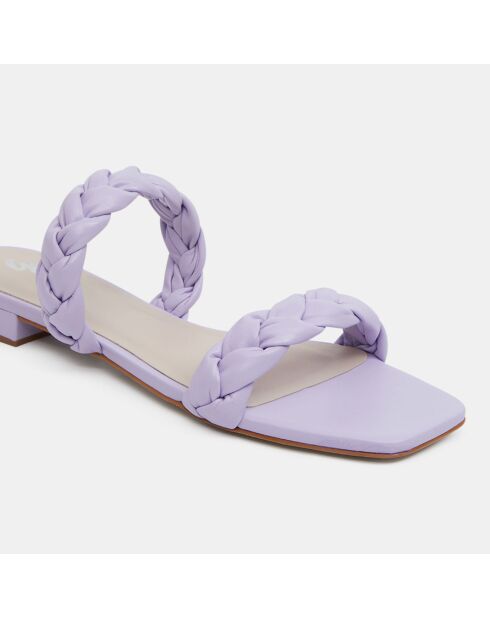 Flache Pantoletten aus Leder mit geflochtenen Riemen in Helllila