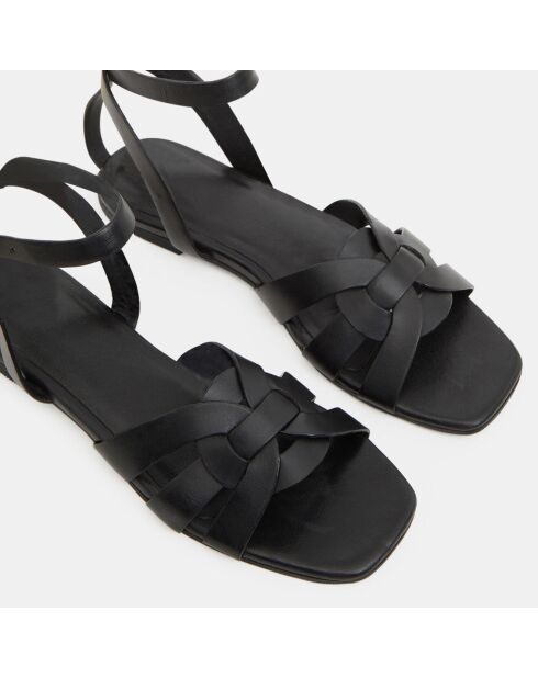 Sandalias negras de piel con correa en el tobillo