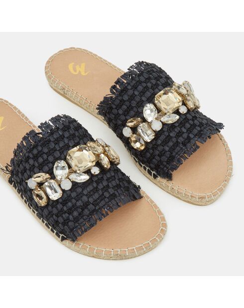 Platte muiltjes van gevlochten vezels met zwarte sieraden