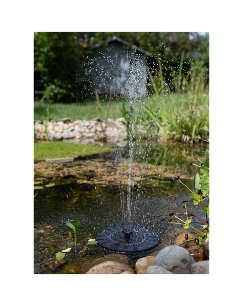 Fontaine solaire noire