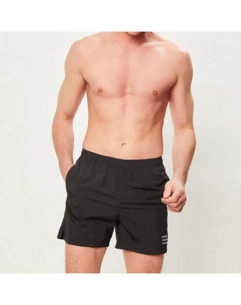 Klassische schwarze Badeshorts