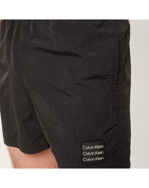 Klassische schwarze Badeshorts