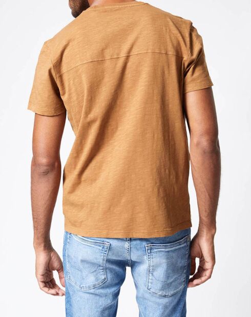 Camelfarbenes T-Shirt mit Tasche