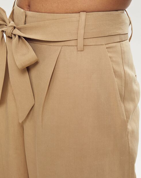 Beigefarbene Leinenhose mit Gürtel und weitem Bein