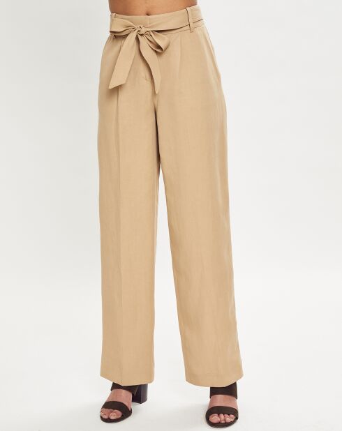 Beigefarbene Leinenhose mit Gürtel und weitem Bein