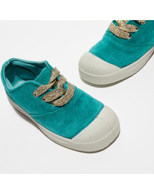 Sneakers aus Samtleder mit grünen Schnürsenkeln