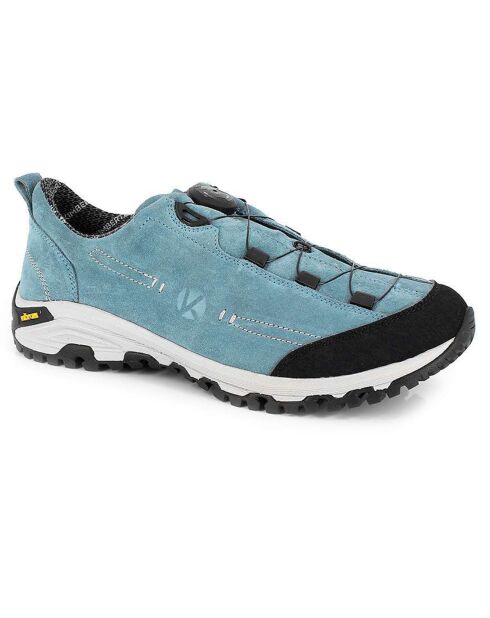 Ravenblauwe jeans/zwarte leren sneakers