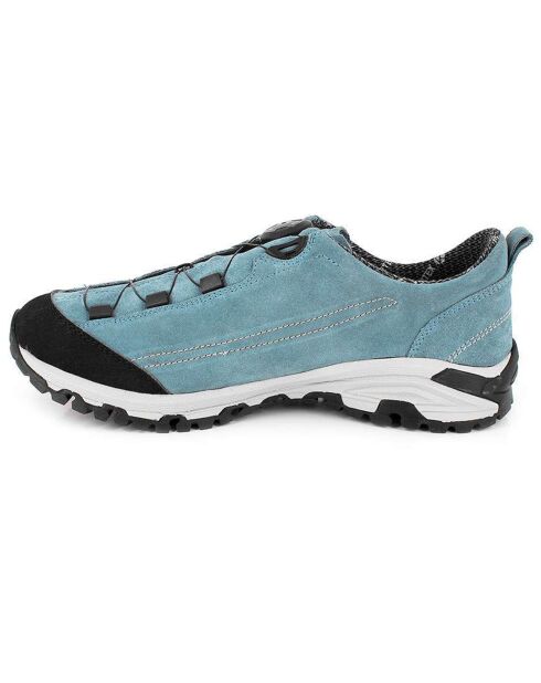 Ravenblauwe jeans/zwarte leren sneakers