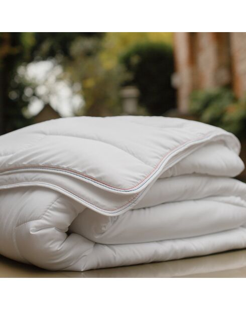Couette temperée anti punaises de lit blanche
