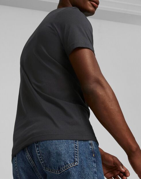 T-shirt nera con grafica