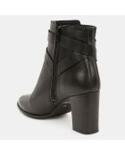 Lederstiefel mit schwarzem Riemendetail - 8 cm Absatz