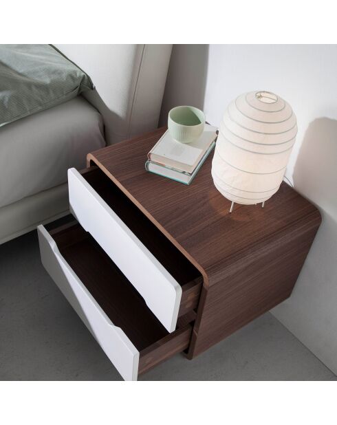 Nachttisch mit 2 Schubladen aus lackiertem Nussbaumholz/weiß/verchromtem Stahl - 66x48x48 cm