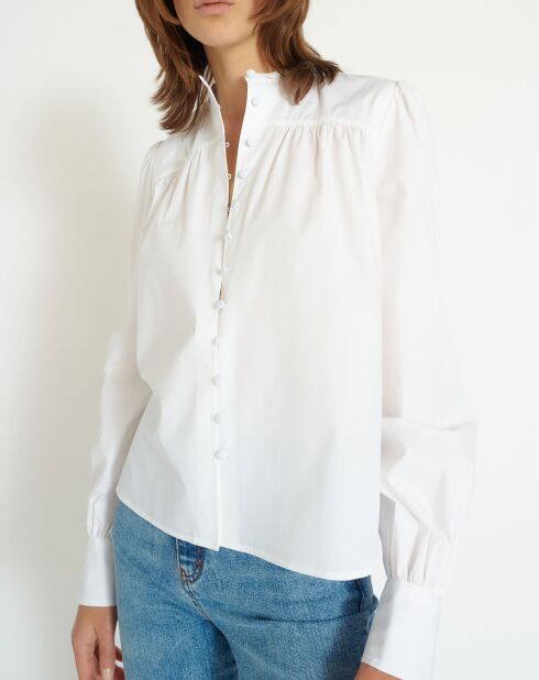 Weißes Batista-Hemd