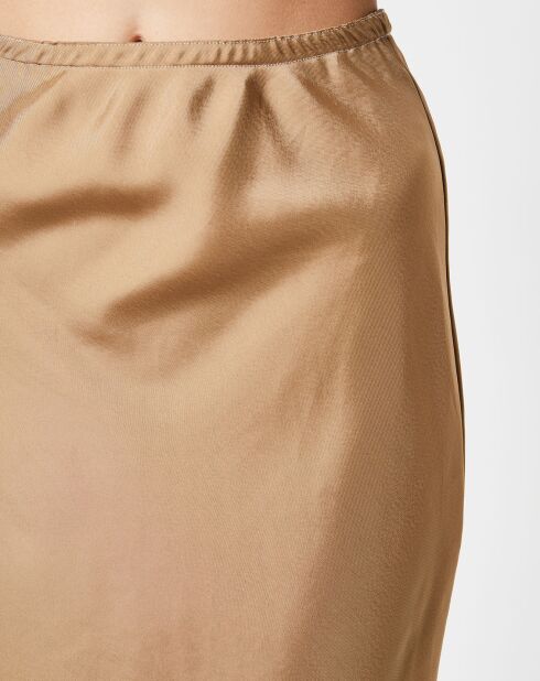Beige satijnen rok met koorts