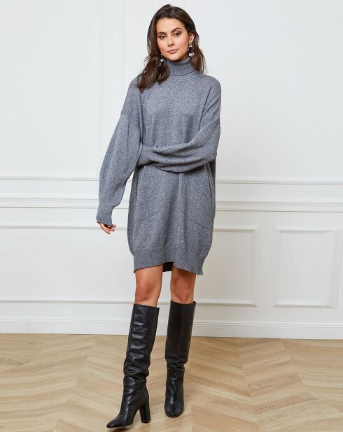 Halbgraues Kleid aus einer Kaschmirmischung
