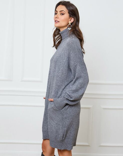 Halbgraues Kleid aus einer Kaschmirmischung