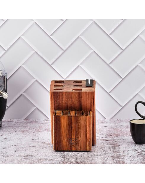 Loviisa Messerblock mit integriertem Spitzer aus lackiertem Holz - 13x15x23 cm