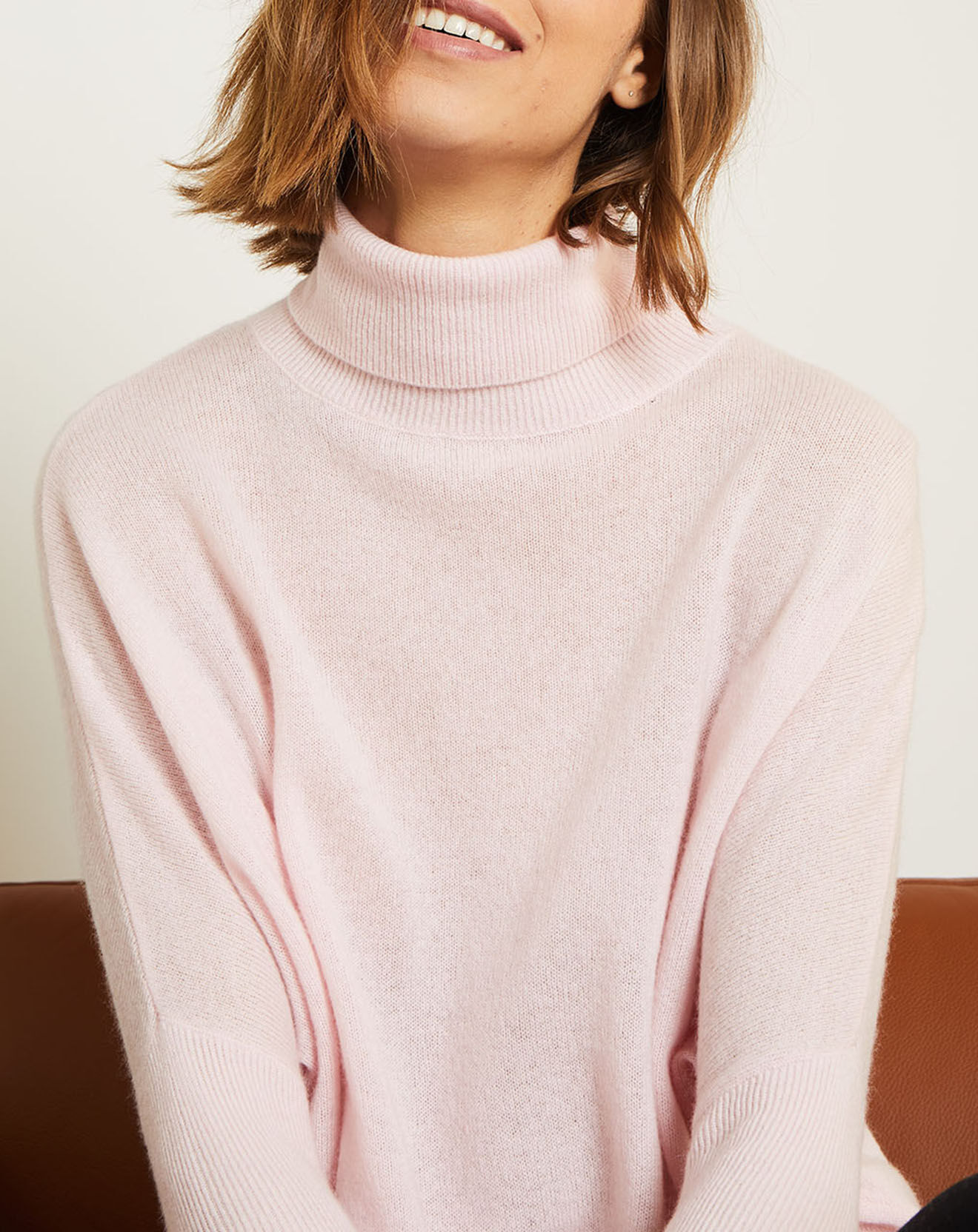 Pull col roule rose poudre sale