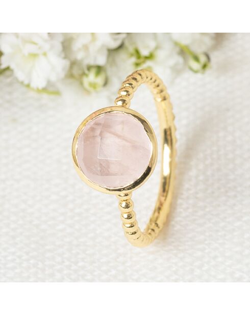 Anillo Cassilda de cuarzo rosa en latón dorado
