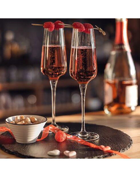 Set van 6 champagnefluiten + 12 transparant symmetrisch glaswerk