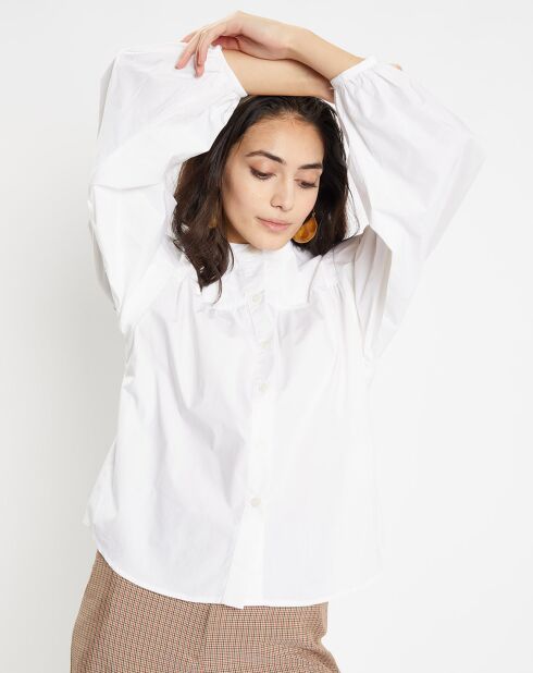 Shirt met katoenen biezen en witte armsgaten in reliëf