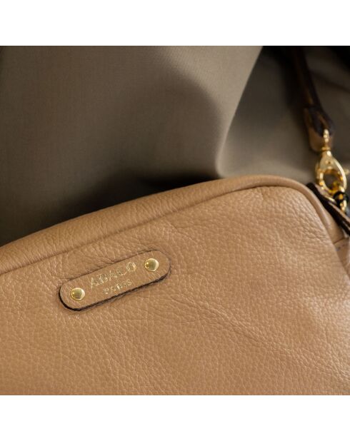 Maelys Schultertasche aus camelfarbenem Rindsleder - 22,5x7x16 cm