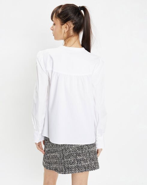 Weißes Batista-Hemd